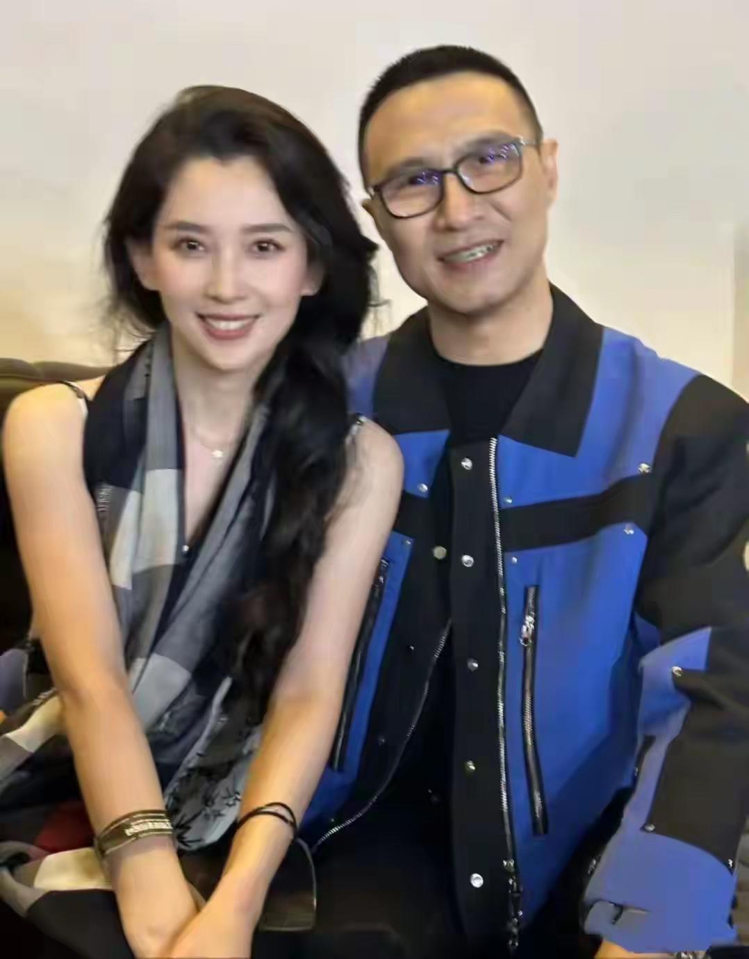 汪峰旁边女生好漂亮啊！