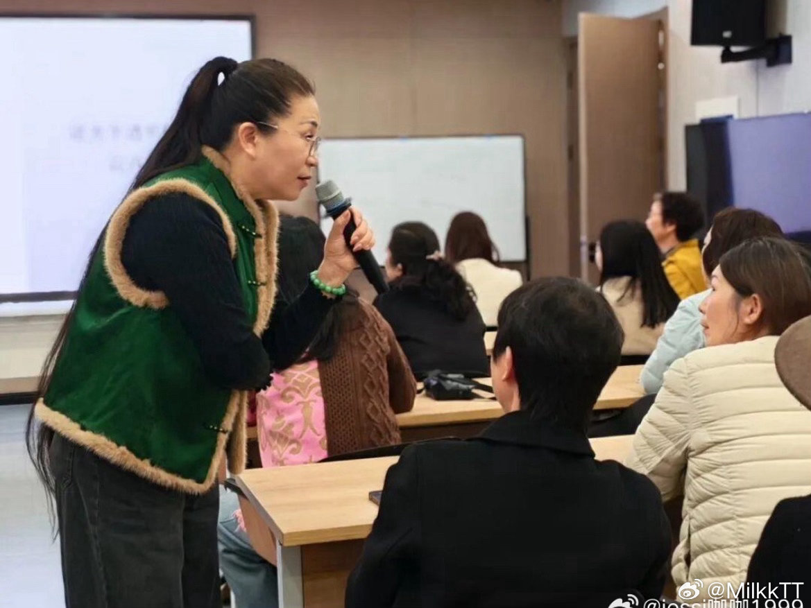 台州老年学堂开课吸引96名银龄学子来报道黄岩江城社区老年学堂春季开课，96位银龄