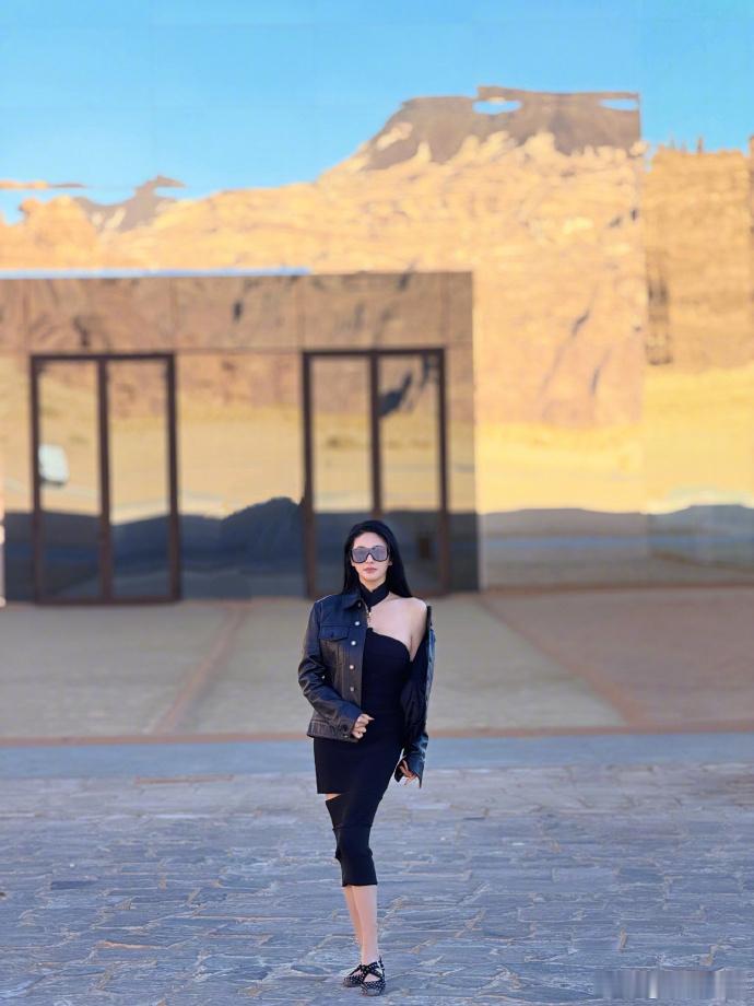 张雨绮松弛感随拍 张雨绮松弛感随拍真的是美的我一大跳呀，咱们姐姐在沙漠的随拍也太