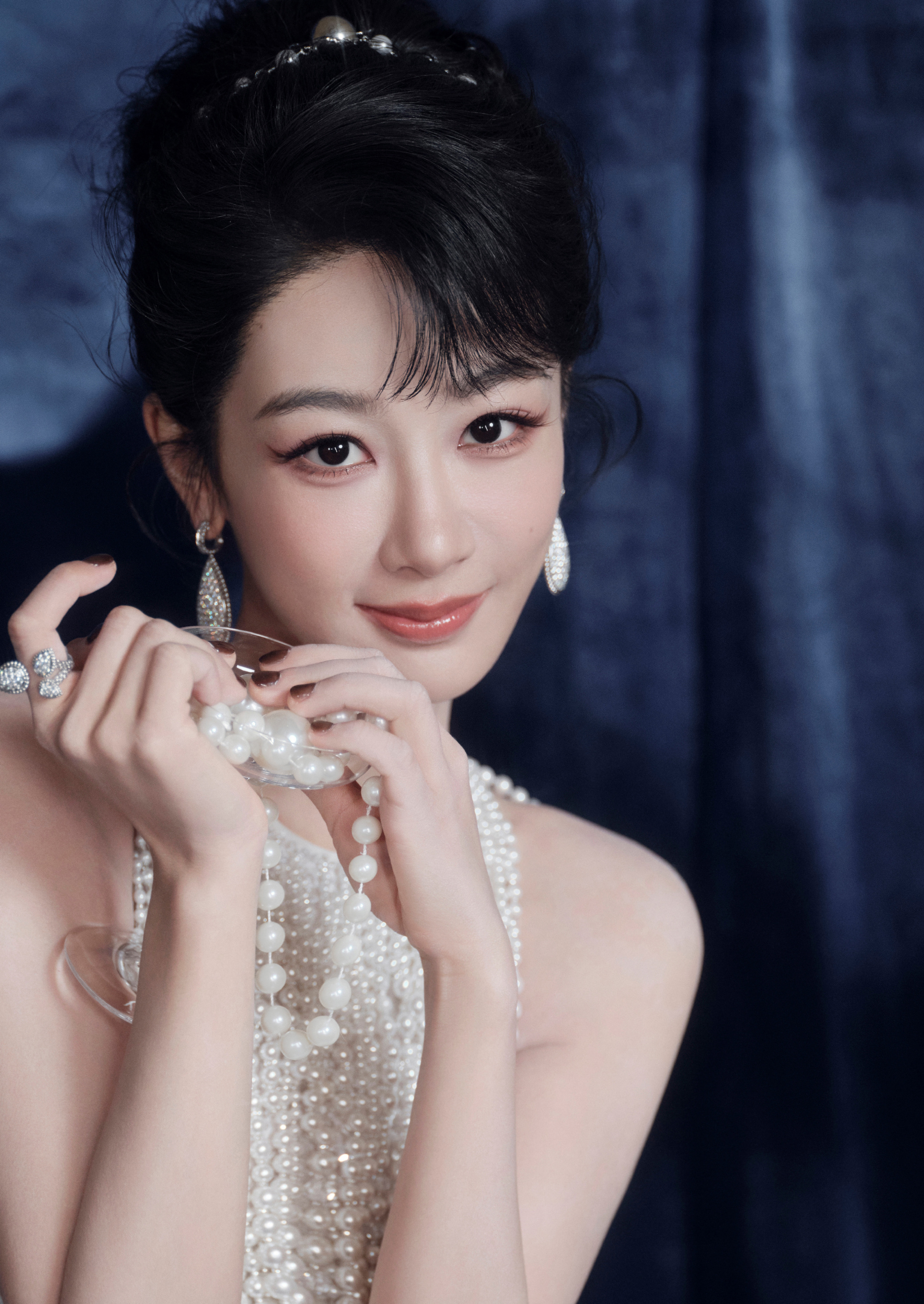 杨紫如珍珠般绽放光芒杨紫珍珠流苏白裙  杨紫珍珠流苏白裙，搭配盘发造型，温柔有纯