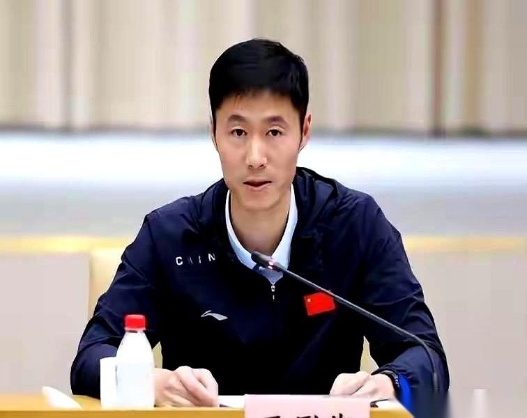 五个人站成一排，硬生生把世界级大赛打成了自家的队内训练。
但你扒开王励勤刚刚发的