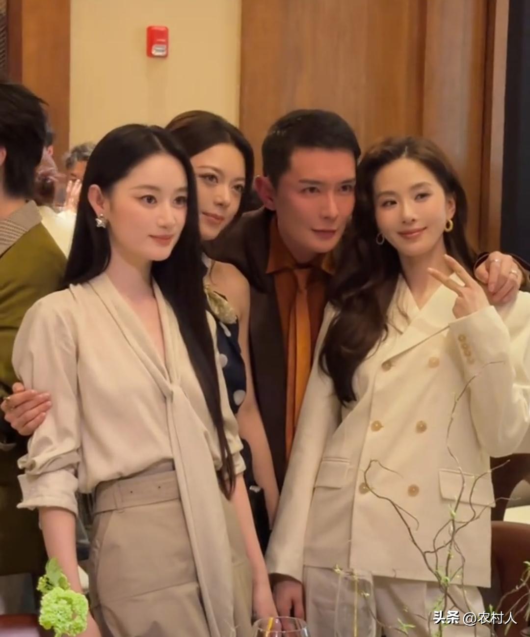 刘诗诗、赵今麦、郭晓婷同框合影的时候，刘诗诗居然比起来剪刀手。 没想到明星拍照也