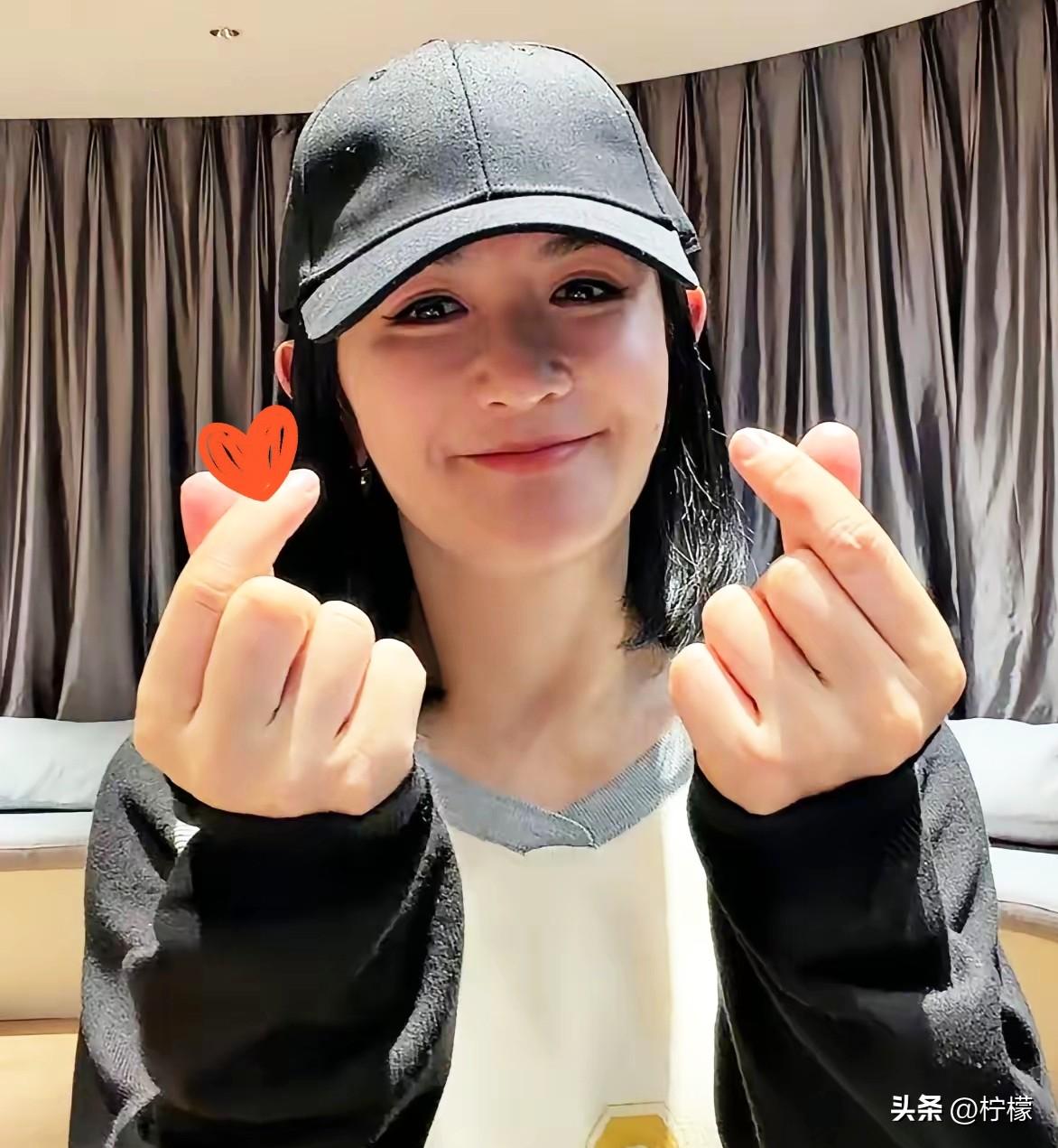 主持人里，
我最想不通的就是谢娜了。
钱财和名气都有了，她竟然宣布明年要开演唱会