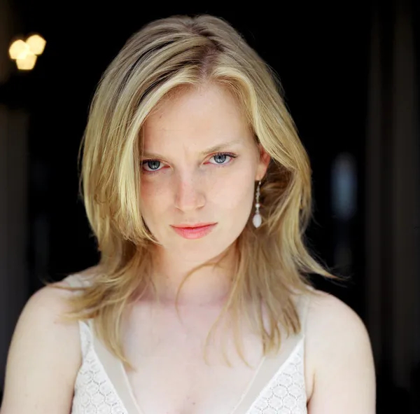 碧梨电影首秀 碧梨电影首秀！比莉·艾利什将出演西尔维娅·普拉斯《钟形罩》的电影改