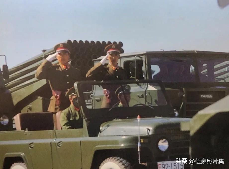 1984年10月1日，国庆阅兵中的40管火箭炮方队。该型火箭炮为全自行化设计，具