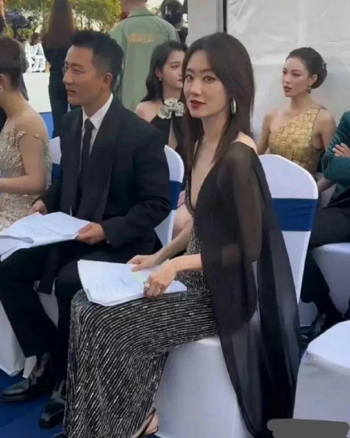 张小斐穿这件衣服不太合适，觉得太低胸了，连黄轩也不敢低头。