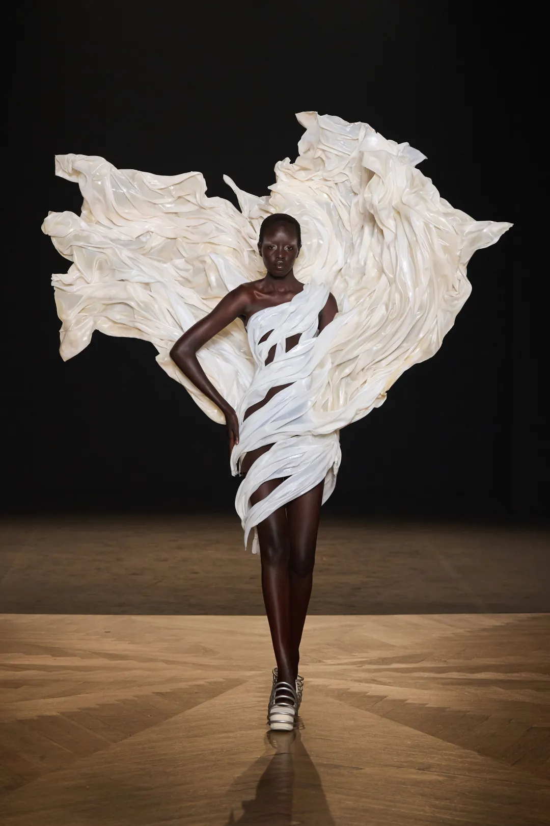 Iris Van Herpen 25/26 高定丨科技与梦幻