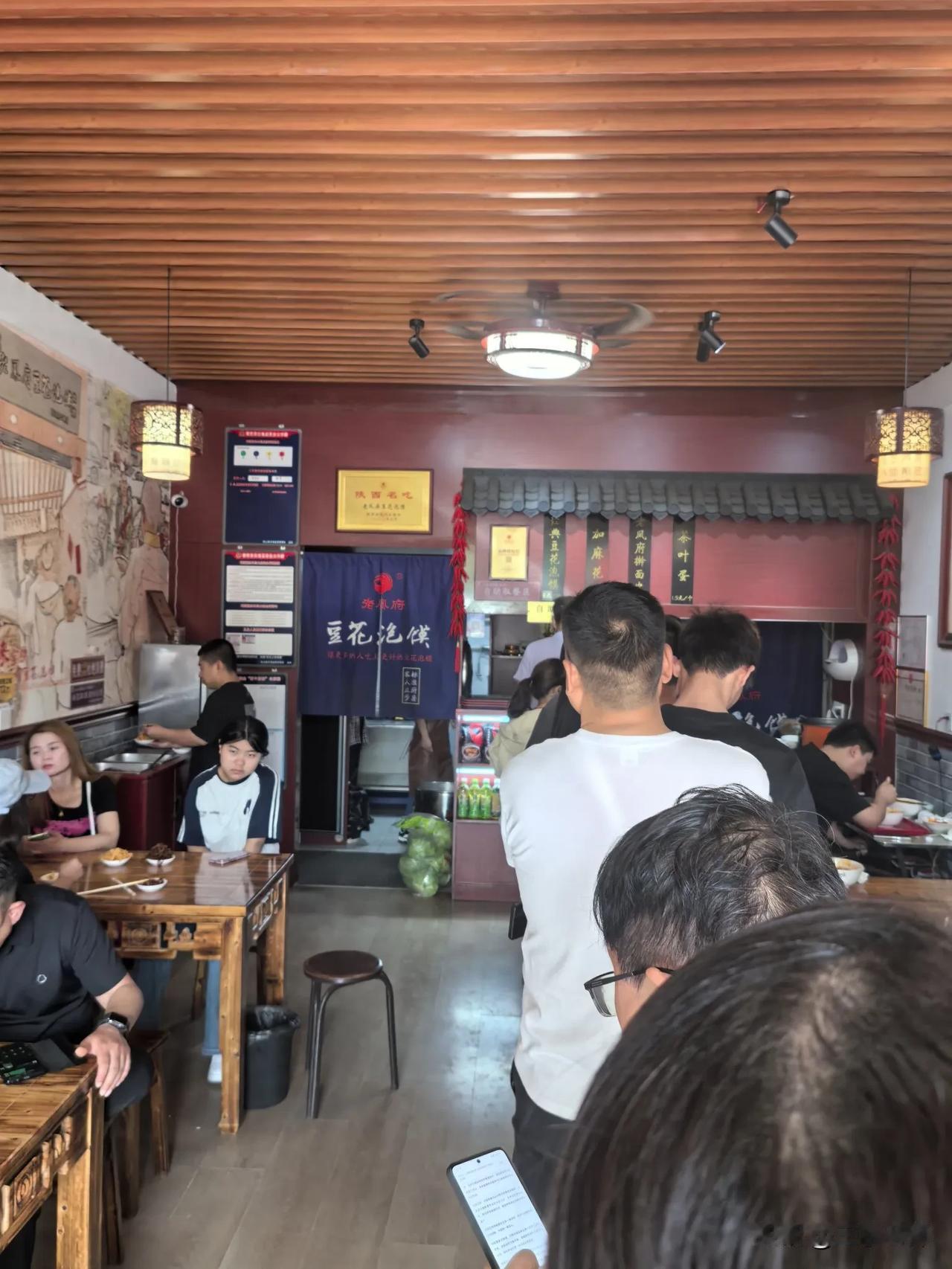 五一假期  出发首日
人多车堵  吃饭排队