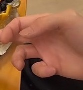 张康乐真特爱干净一小孩 从来不留长指甲 干干净净圆圆润润的 