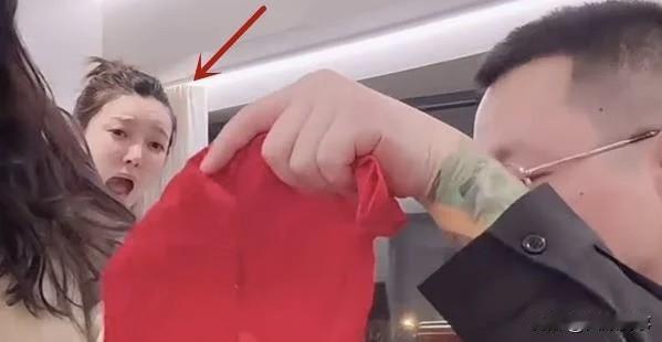 美女主播将红色开档s袜当面送王小源，惊呆崔阿扎！

          dz旗下