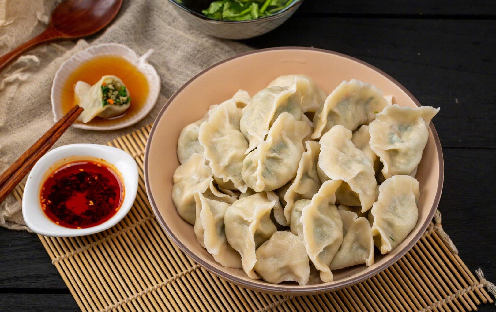 谁是你的冬日搭子 今天的搭子肯定是一盘热腾腾的饺子🥟，也可以一碗甜丝丝的汤圆哟