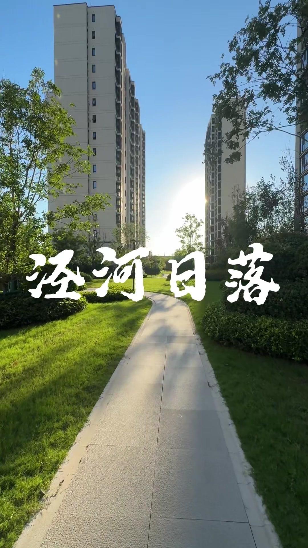 橘红色晚霞铺满整片天际
连水面都浸成了暖融融的金橙色
沿着岸边慢走吹风，所有烦扰