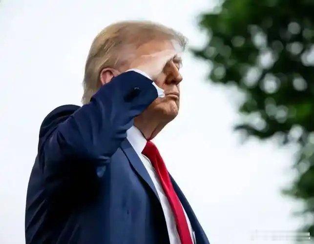 突发！特朗普前脚刚走，美国后脚就掀桌子！5月15日，特朗普的“空军一号”还在飞往