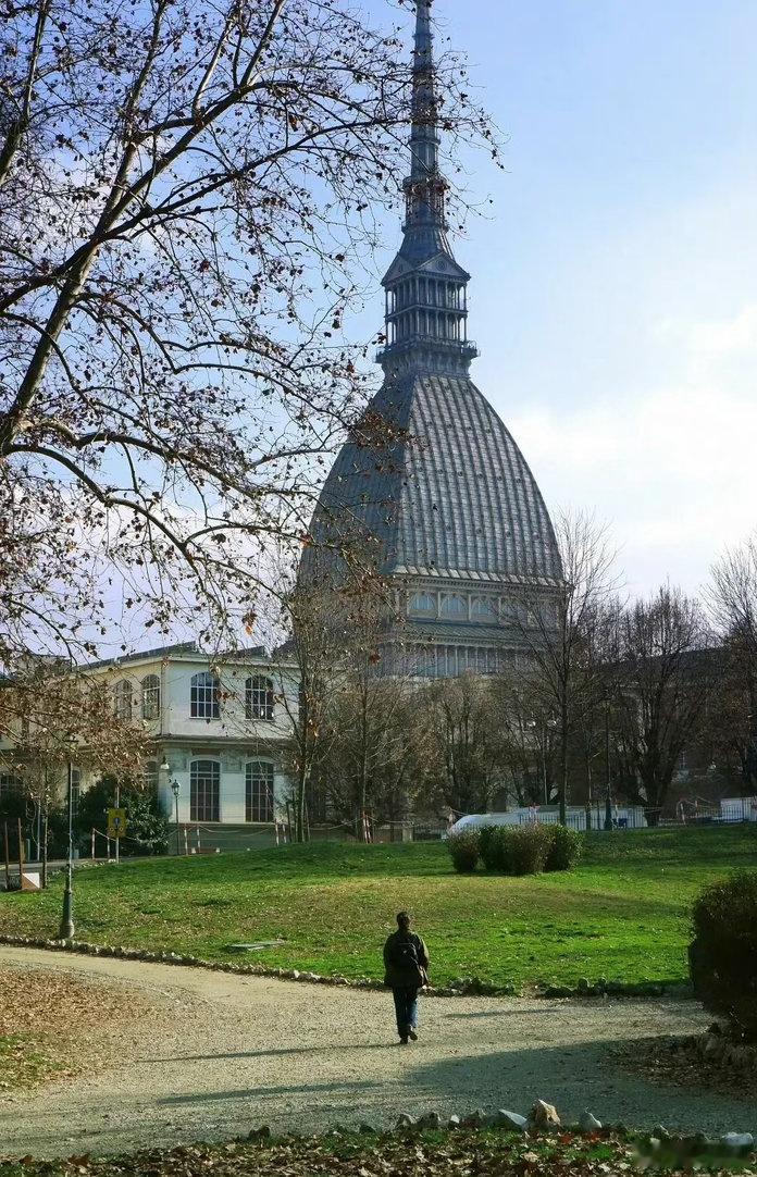 贾樟柯执导、意大利与中国合拍的32分钟短片《都灵之影》（Torino Shado