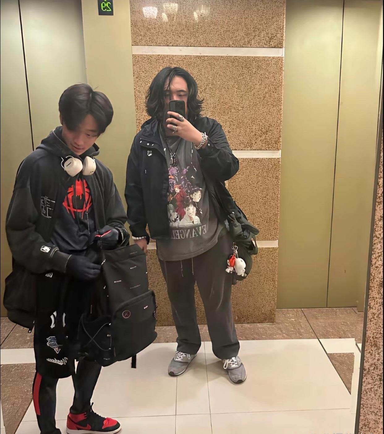 吴费曼才是个17岁的男孩啊，怎么在他身上都看不到阳光大男孩的影子，留着长发身材走