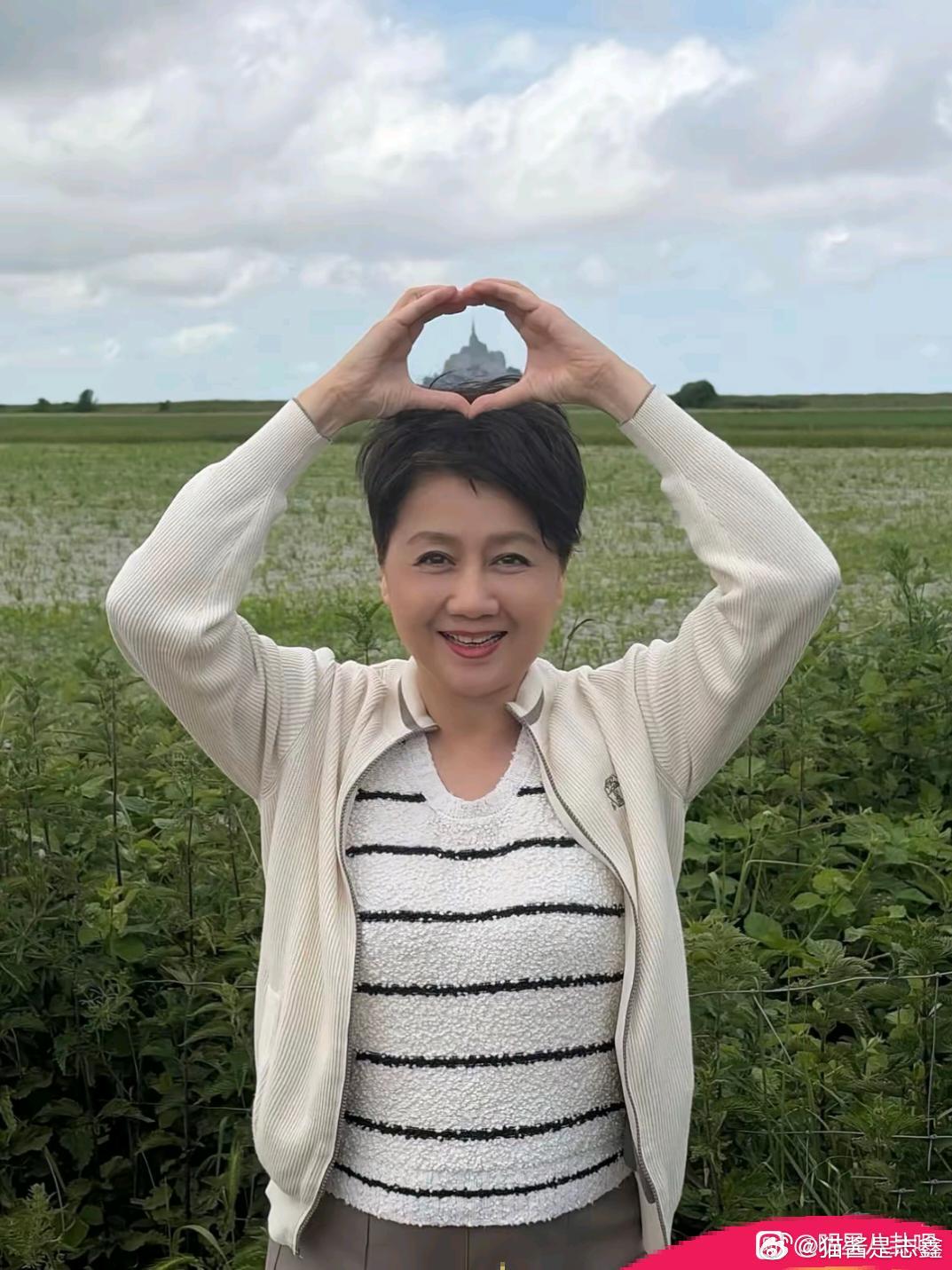 七年的的磨合，这对婆媳早已是一家人！在我看来，这个婆婆挺好，为了不抢新娘风头，什