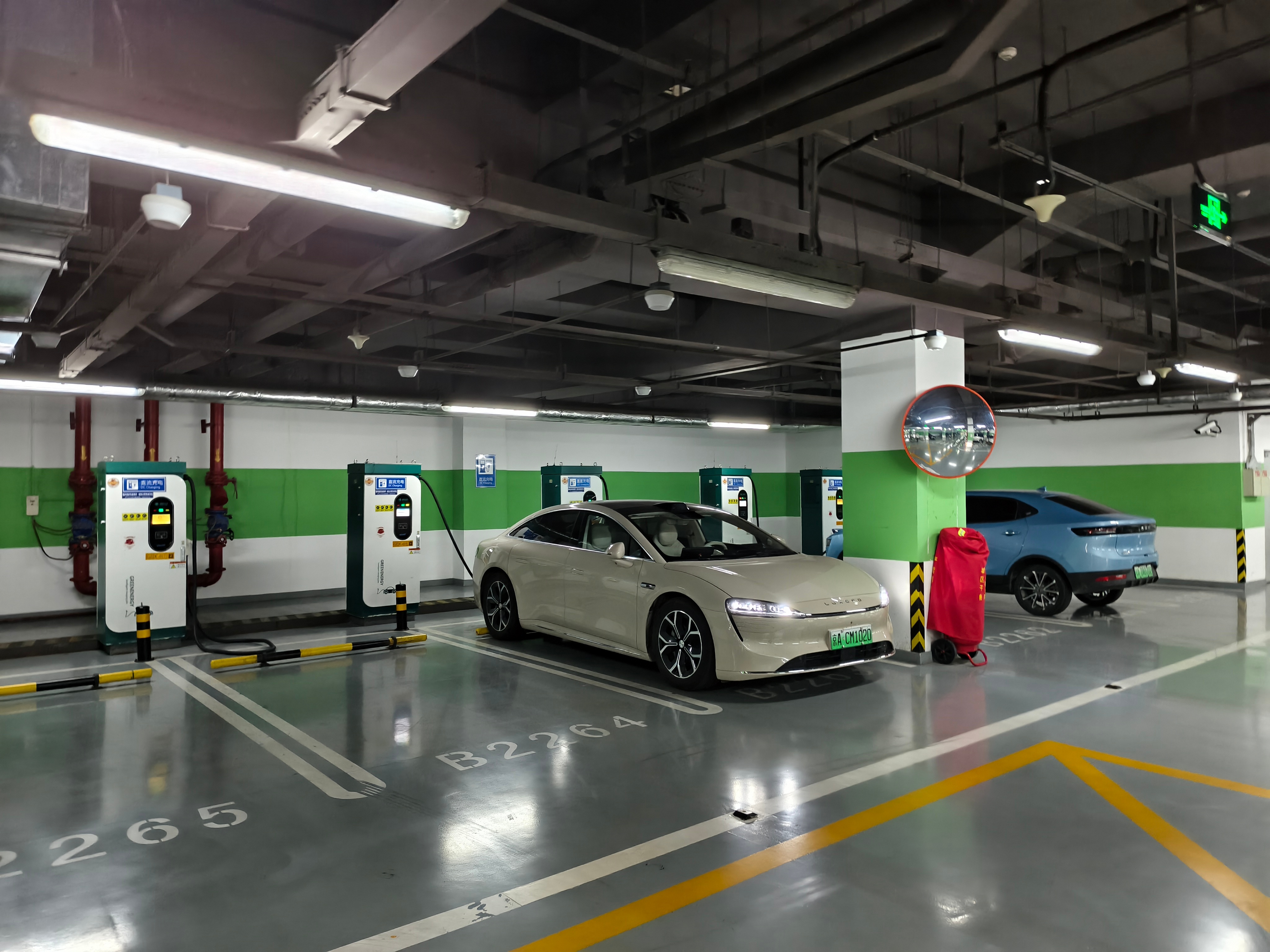 北京一环停车费真贵，一小时12元，停了4个小时48元，充电也不免停车费。没啥事不