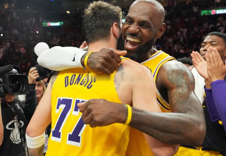 NBA官方公布新赛季圣诞大战赛程，76人将客场挑战湖人。日前参加播客节目《Clu