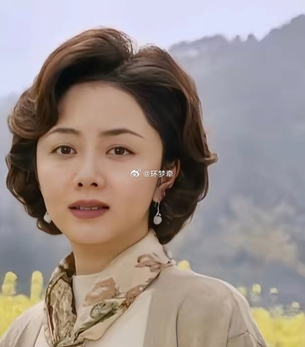 谭松韵以后大概率不会再接年代剧了吧不是演技不行，而是她长相实在太显嫩了！就算戴上