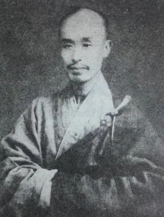 弘一法师临终前吩咐坐弟子说：“我命终前请在帐外念佛，但亦不必多念，命终后勿动我体