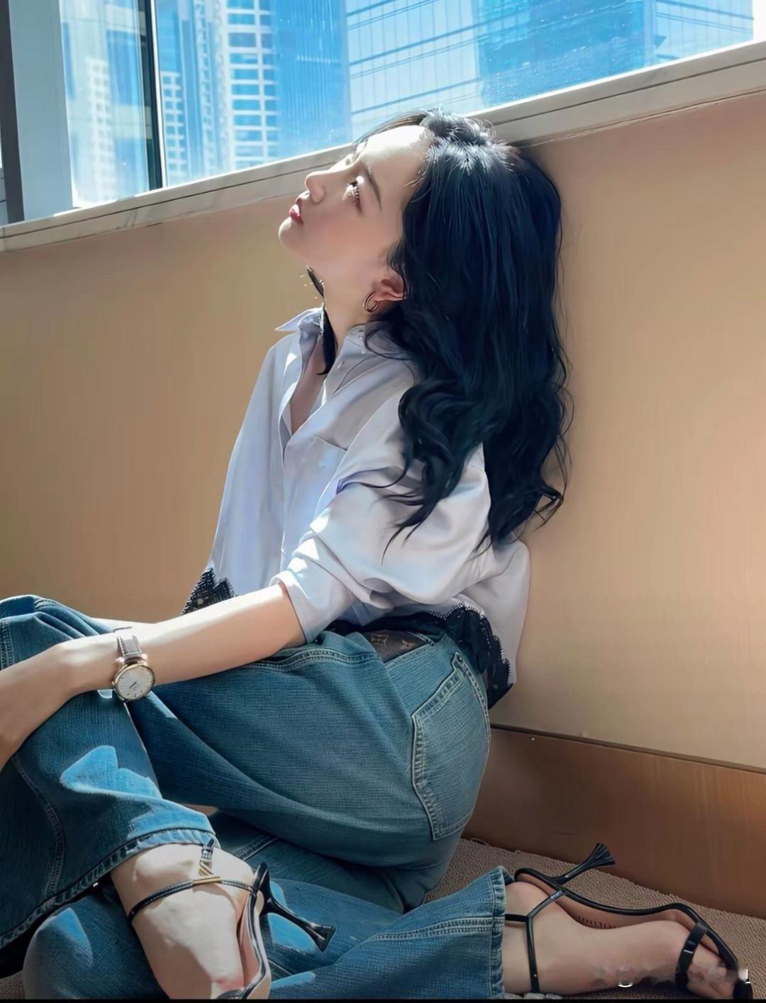 周冬雨的脚型秀气又精致，线条干净利落，细节处都透着灵动美感～ 