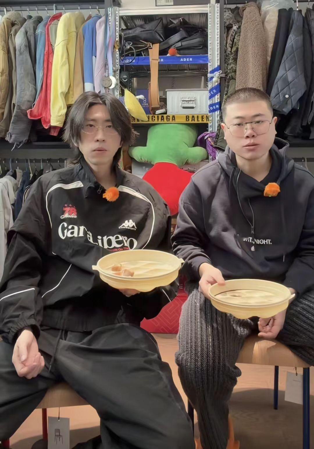 蒋易吕严衣帽间的奇怪邻座吕严蒋易在家风餐露宿两位在衣帽间吃出来了一种地下商城摆摊