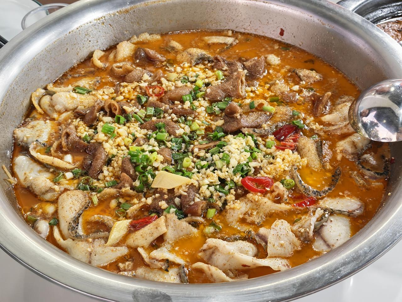江南美食日记122
请朋友吃很火的一家酸菜鱼，端上来满满一盆，我还特地加了肥肠，