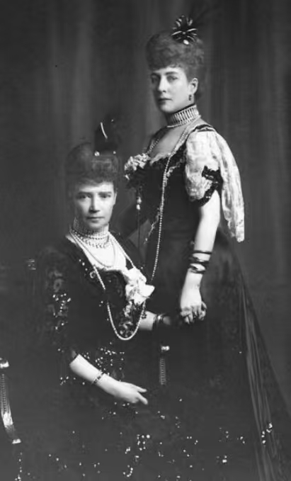 【来自投稿】英国王后亚历桑德拉（站者）和妹妹俄罗斯皇太后玛丽亚·费奥多罗夫娜，1