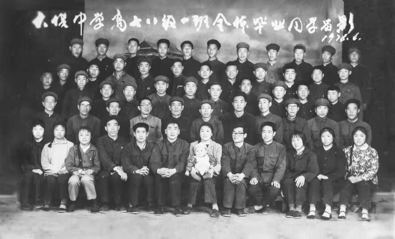 1978年的高中毕业照，指尖抚过，仿佛又触到了那个夏天的风。那时候的毕业照，没有