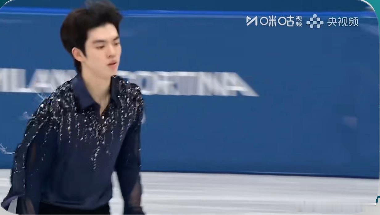 来了来了 型男们来了本来想打完就睡觉明天看回放的玩了一会手机发现天天快上了就再看