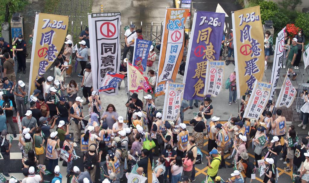 "这人"至今未公开表态挺罢免 港媒断言:难凝聚绿营支持者。首轮大规模罢免投票将于