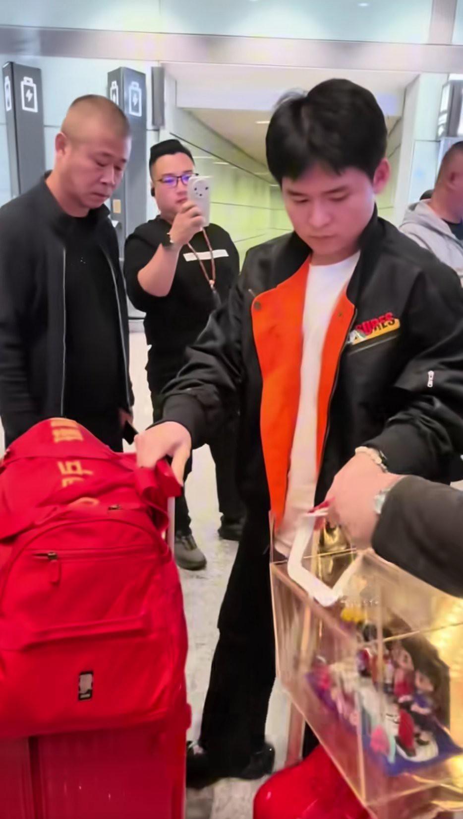 感觉他有点纠结，收了吧怕以后有更多人送他太破费  ， 不收吧好像又是真的喜欢， 