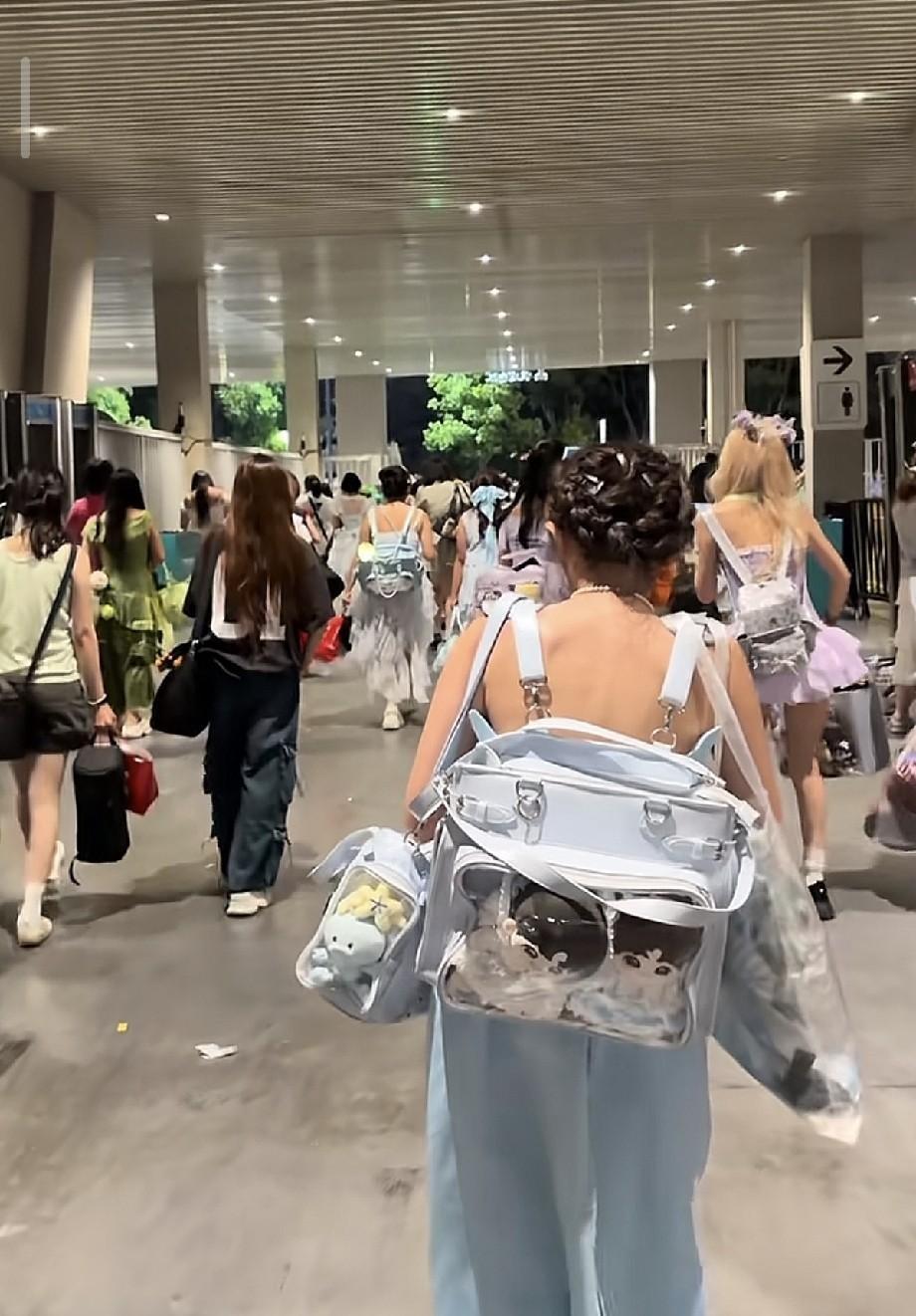 粉丝圈里最近流传着一份隐形的“账单”，你不仔细算根本不知道水有多深。
据说光是入