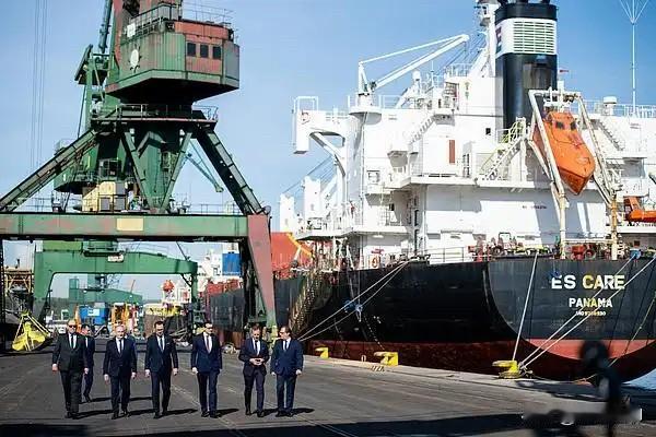 最近瑞典、波兰等四国抱团反华，收紧基建投资规则、明着抹黑中企安全风险，波兰更是冲