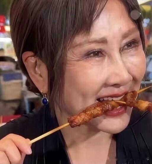 她一点点明星的偶像包袱都没有，满脸都是褶皱，没有刻意去修饰，还和很多人一样，喜欢