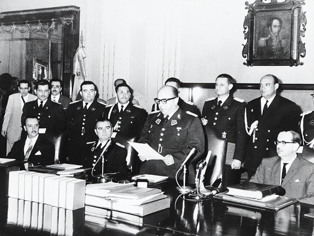 委内瑞拉曾经是拉美最富的国家，石油改变了一切。20世纪初发现石油，第一口井喷了三