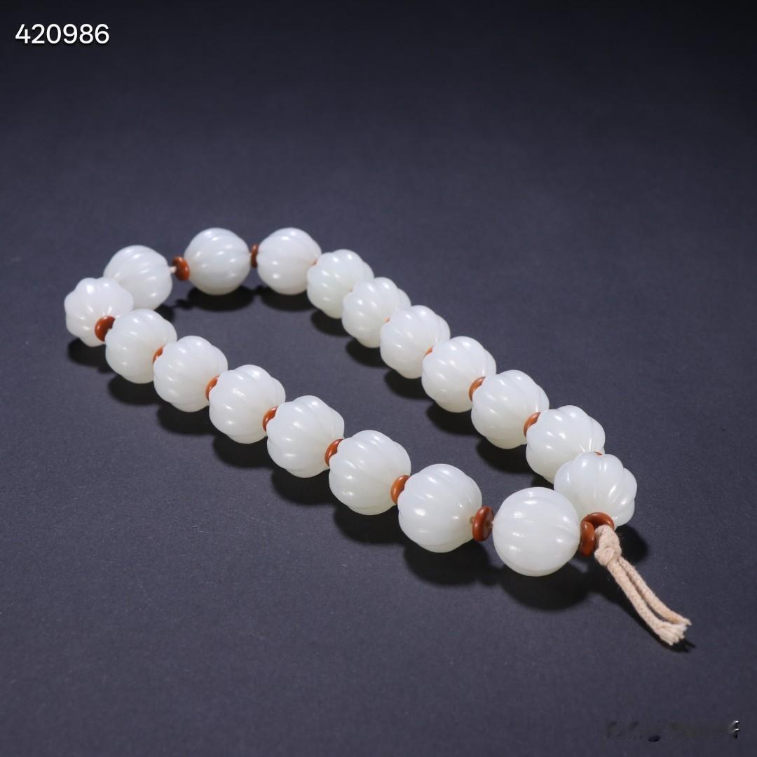 旧藏 和田玉瓜珠十八子。
规格-珠径1.57cm