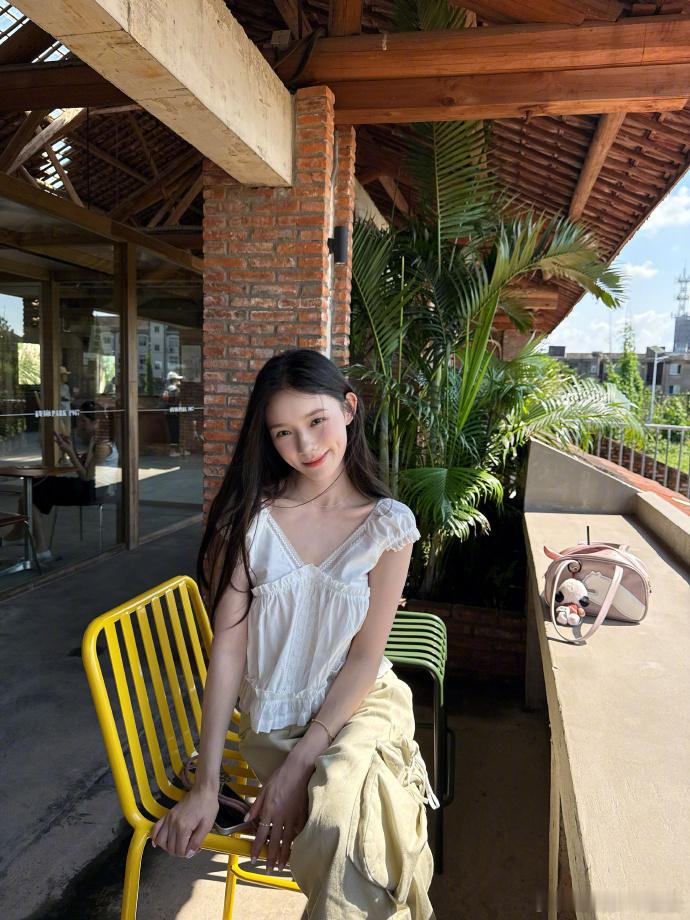 夏天的风吹到了林允林允怎么还在过夏天 这套私服好清爽，蕾丝小飞袖搭配工装裤，甜酷