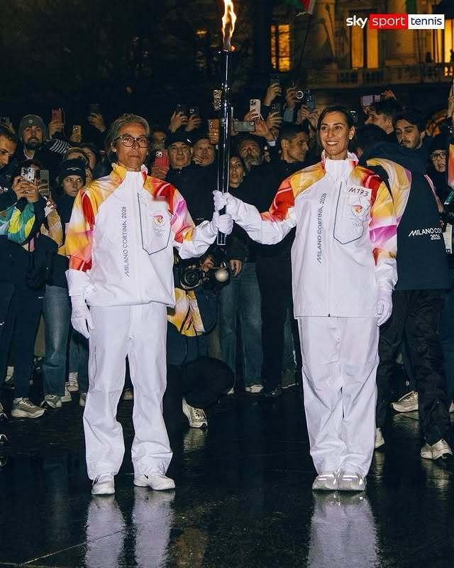 这两位火炬手有点眼熟啊！斯齐亚沃尼和佩内塔两位意大利大满贯女单冠军🏆米兰冬奥会