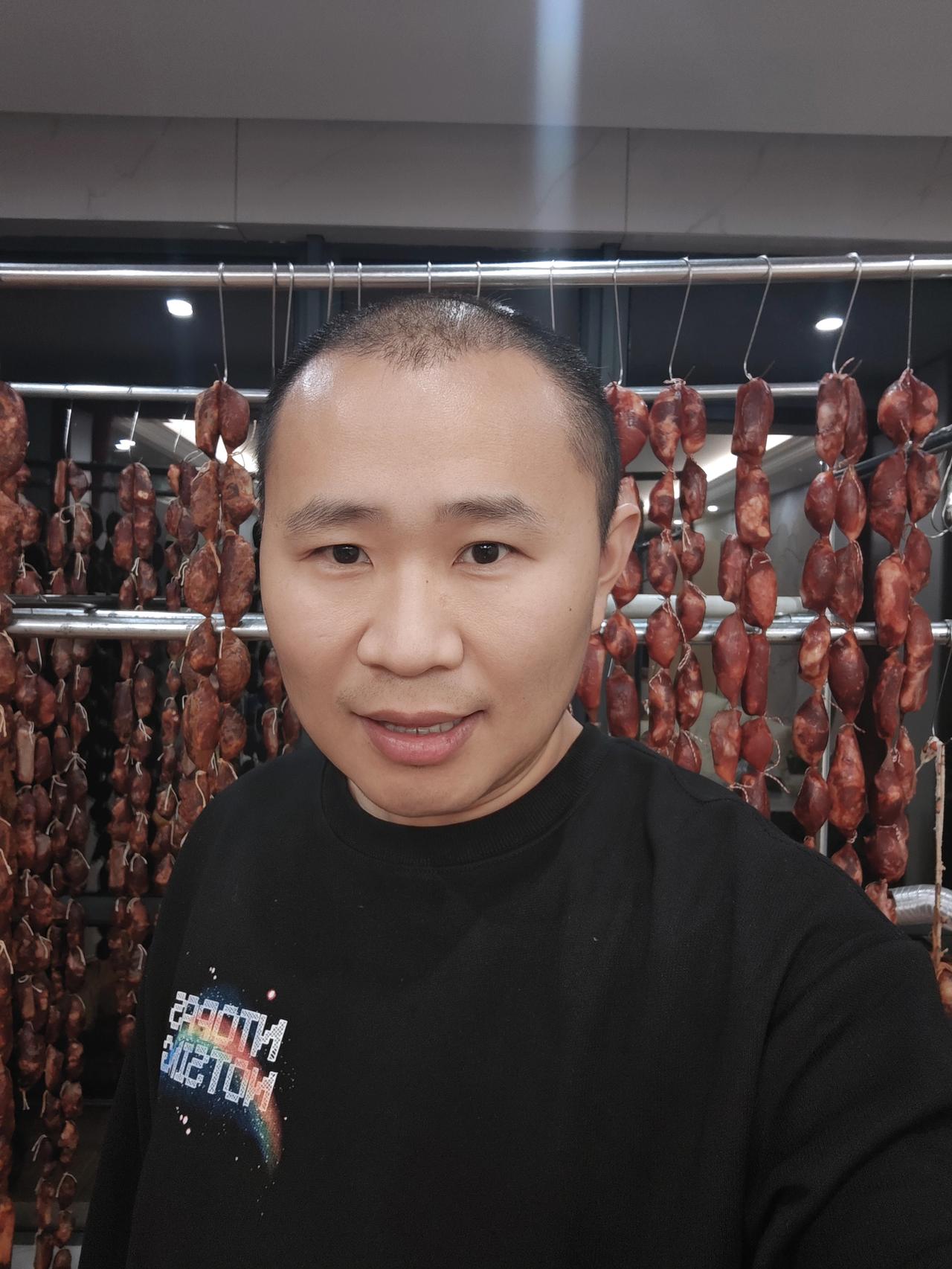 卸下双11的战甲，让这根排骨香肠来接管你的夜晚。

凌晨两点，拖着疲惫的身躯回到