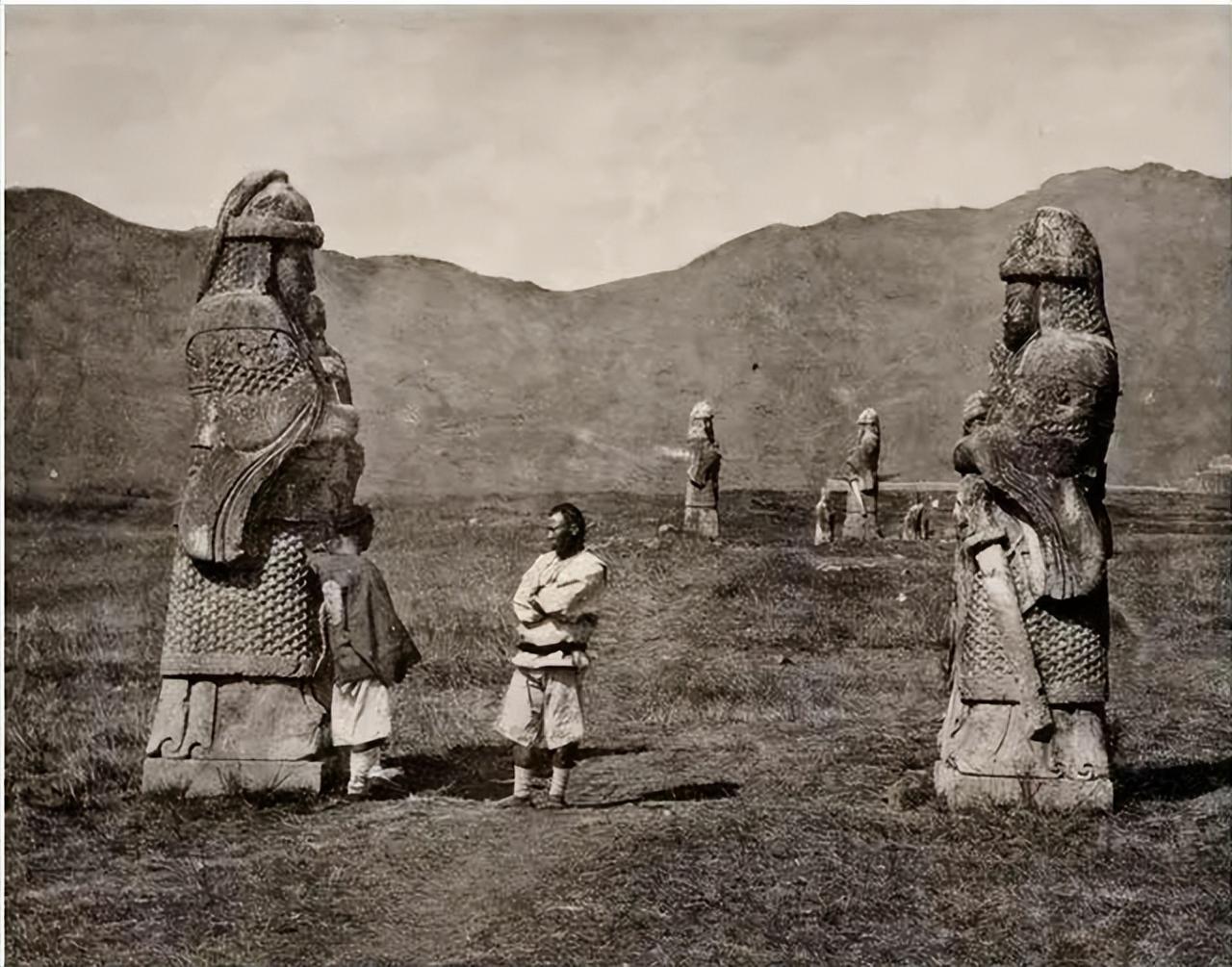 看到一张清末的老照片，北京西山光秃秃的几乎没有一棵树，和你今天去爬山时满眼郁郁葱