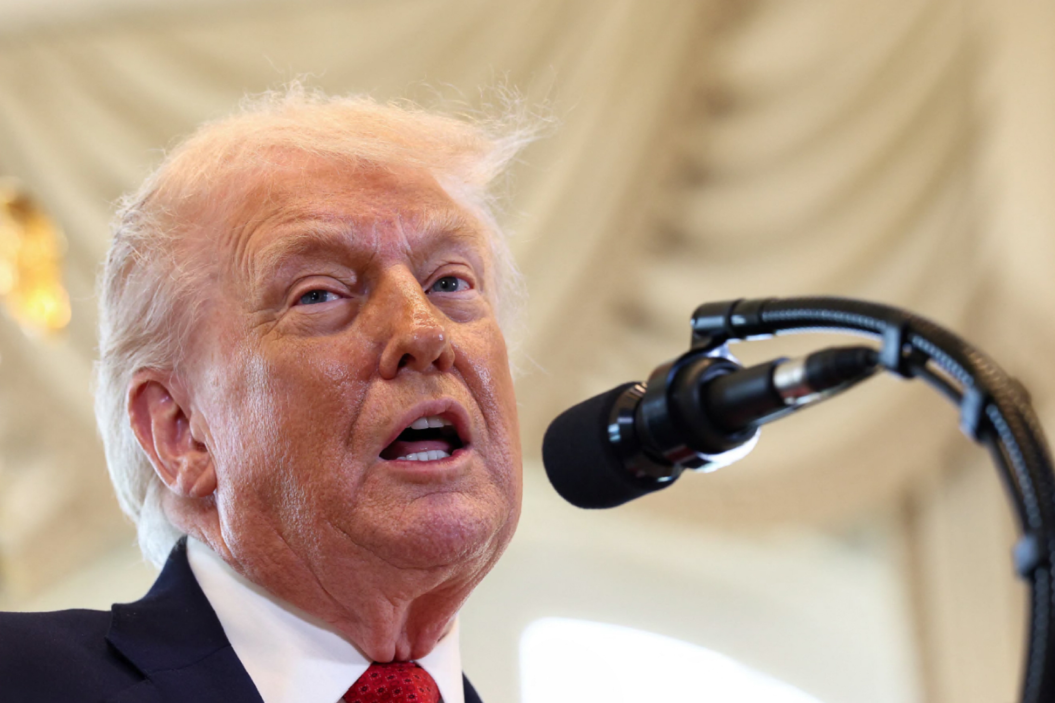 美国总统特朗普表示，感谢伊朗政府取消了原计划对八百多人的处决。他称非常尊重伊朗取