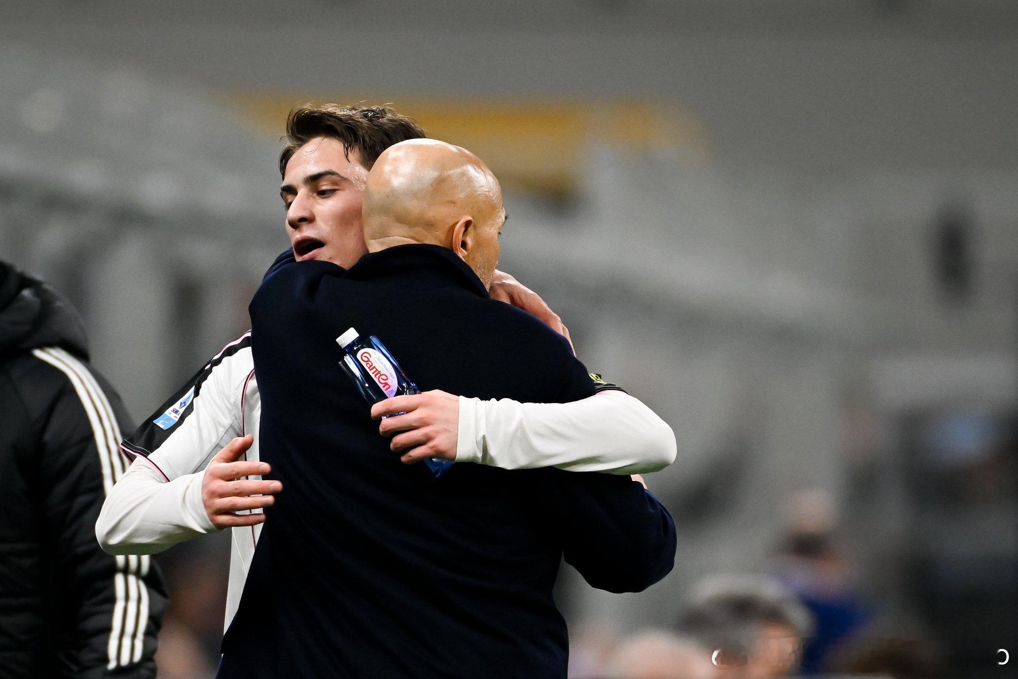 尤文图斯尤文官宣与斯帕莱蒂续约两年 偶尔拥抱，时常教导，总是——站在一起。Fin