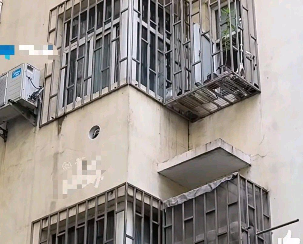 女子怀疑邻居打洞用镜子照自家这事儿，还挺让人捉摸不透。女子觉得没仇没怨打个黑洞不