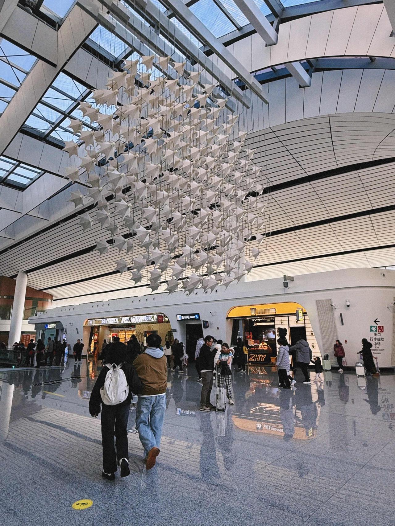 不愧是大兴机场，
超远登机口，
走的我满身大汗～

摆渡车的小姐姐，
直接跟我说