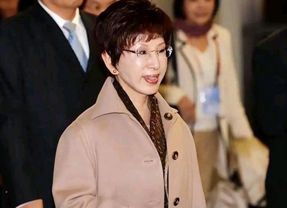 美军火还未抵台，洪秀柱突然表态，大陆告知台当局，祖国势必统一洪秀柱此番表态，掷地