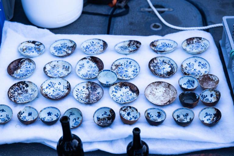 600米深的海底，一船舱的青花瓷碗码得整整齐齐。300年了，釉面还是亮的。

2