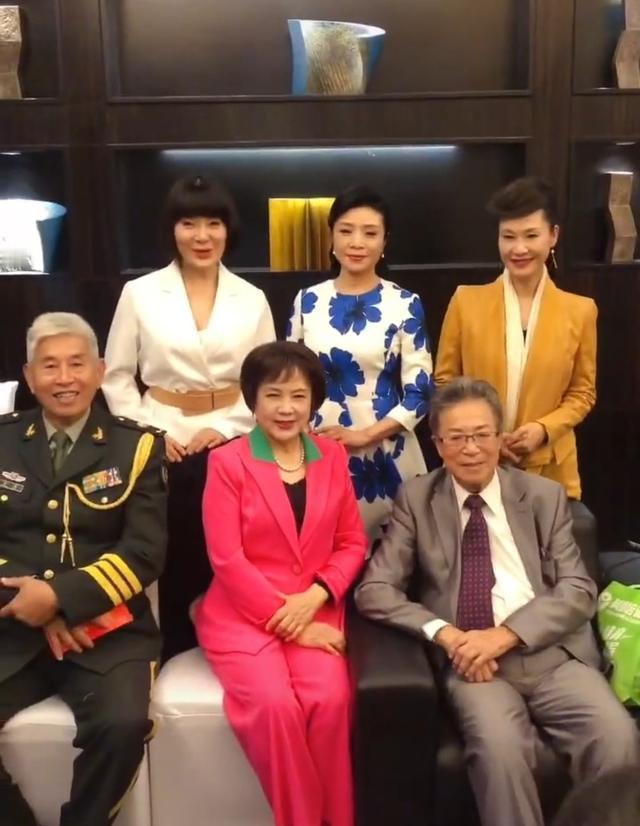 如果能把这6位艺术家都认出来，估计你也得50、60后了！

六位艺术家出镜，每个