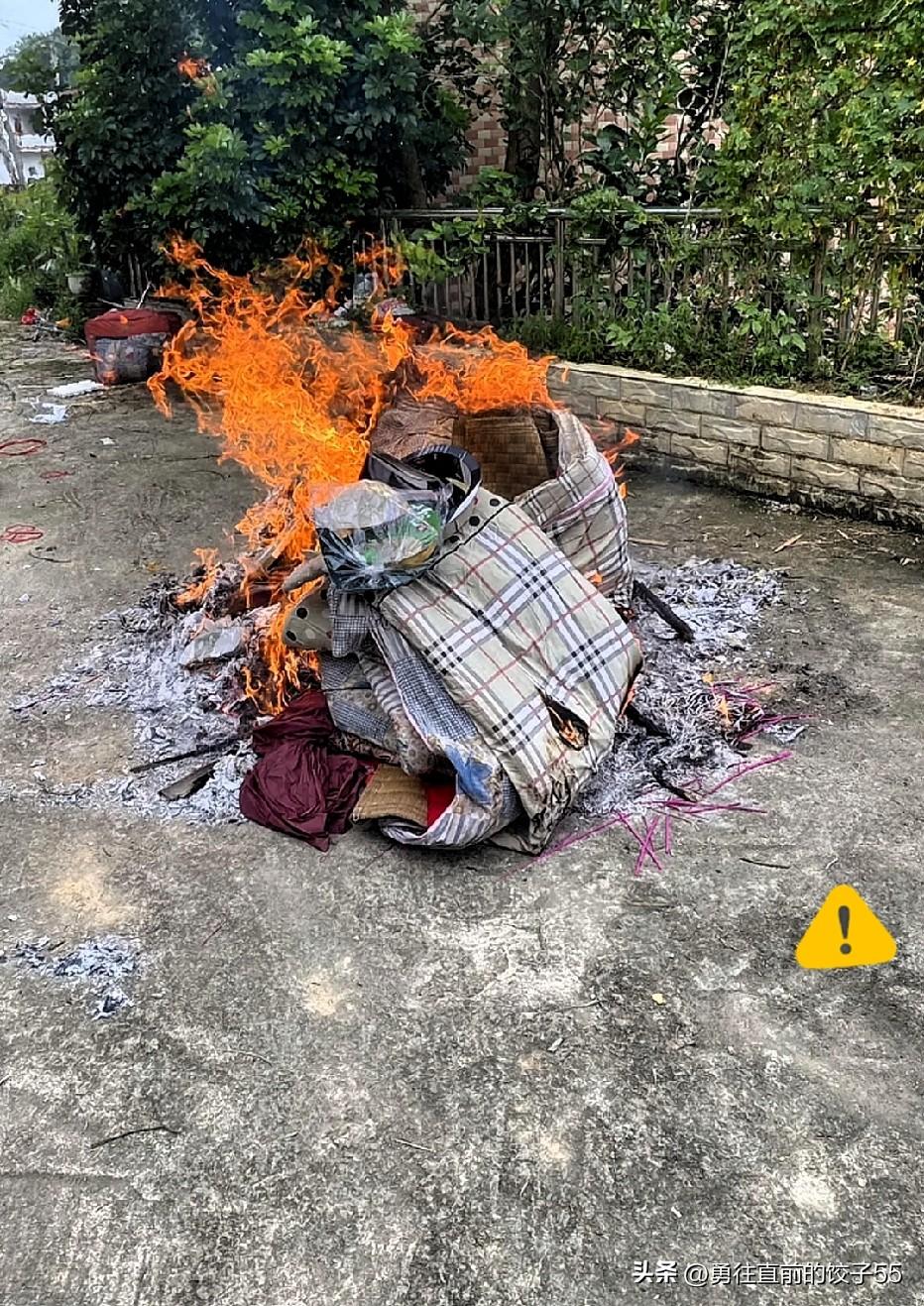 我妈走了，中午火化完，下午我爸就开始收拾我妈的东西。全部衣服、被子、毛巾一股脑地