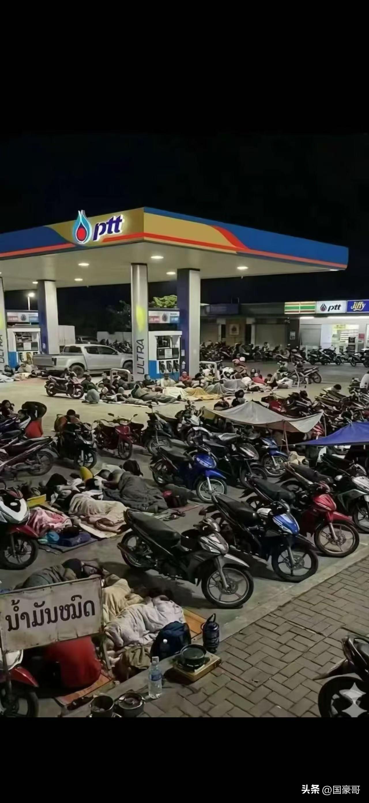 这是近日东南亚某国，大量摩托车司机来到加油站熬夜打地铺等待加油的盛况，看来，这场